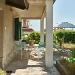 Secret Garden With Private Parking Space *