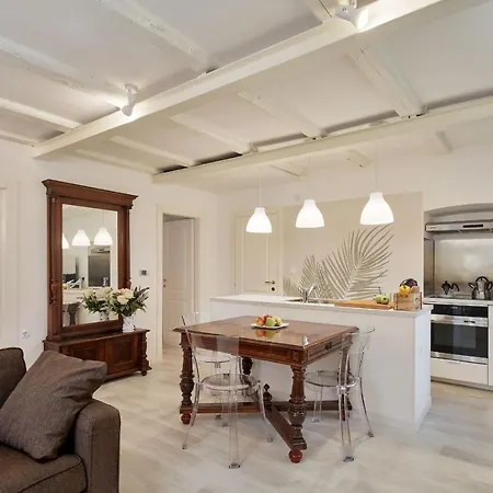 Διαμέρισμα Secret Garden With Private Parking Space