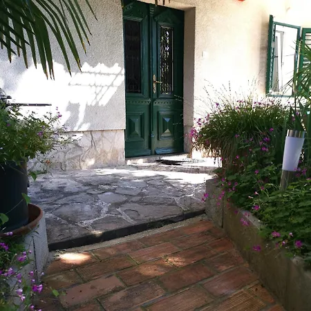 Secret Garden With Private Parking Space Διαμέρισμα