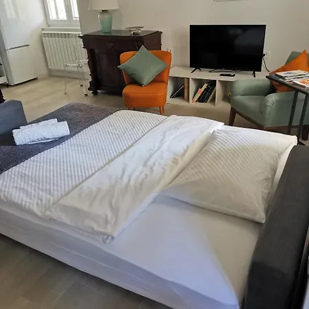 Secret Garden With Private Parking Space * Οπατία